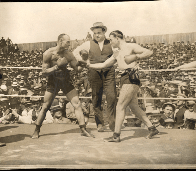 Tommy Burns knocking out Bill Squires (1907)