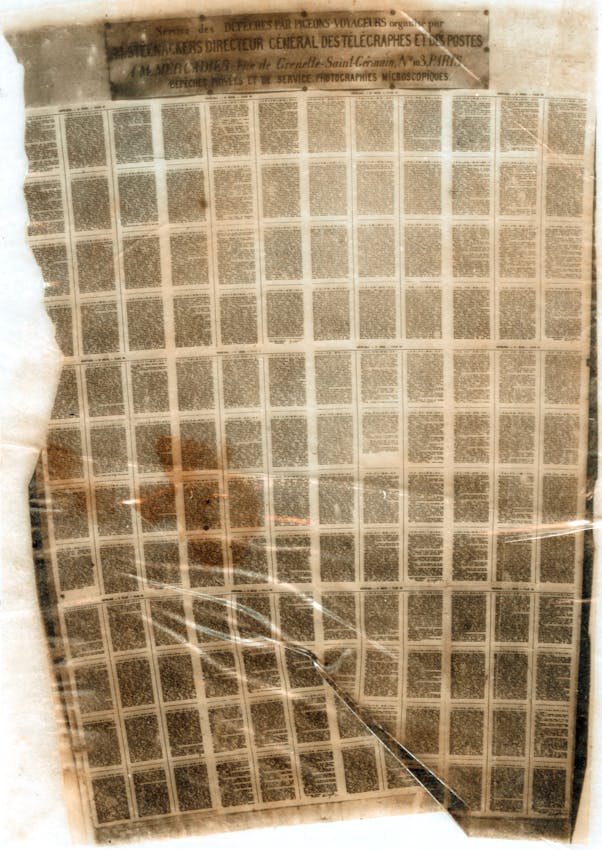 Historical French document titled 'Service des DEPECHES PAR PIGEONS-VOYAGEURS' (Carrier Pigeon Dispatch Service) containing a grid of microfilm pages with text too small to read individually.