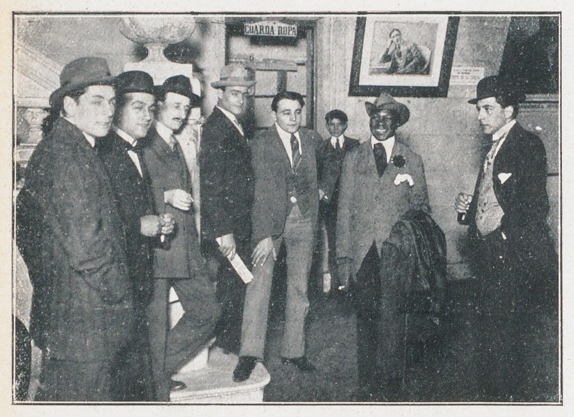 Raúl Grigera smiling surrounded by other well-dressed men