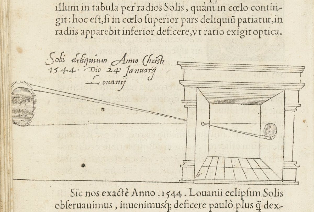 Technical illustration depicting the observation of a solar eclipse in Leuven in 1544, featuring a geometric diagram with the sun on the left, light rays, and a classical architectural structure on the right with columns and a chamber. The page includes Latin text describing optical principles and eclipse observations, with handwritten annotations indicating the specific date of January 24th.