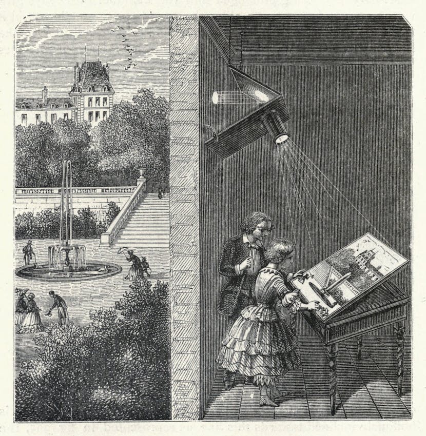Split illustration showing outdoor garden scene on left and indoor camera obscura demonstration with three people viewing projected images on right.